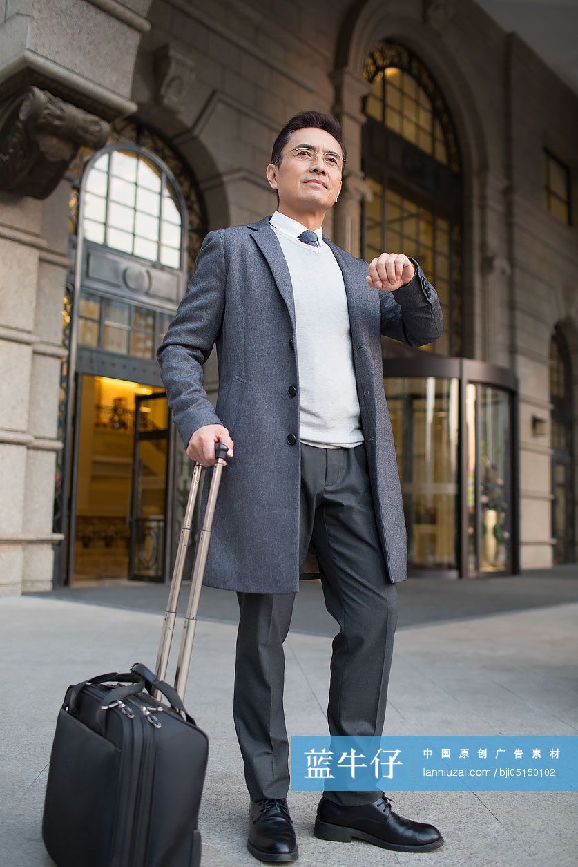 成功商务男士出差查看时间