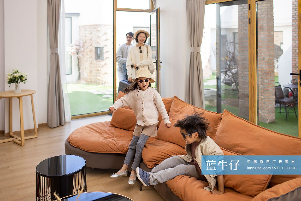 快乐的年轻家庭度假放松