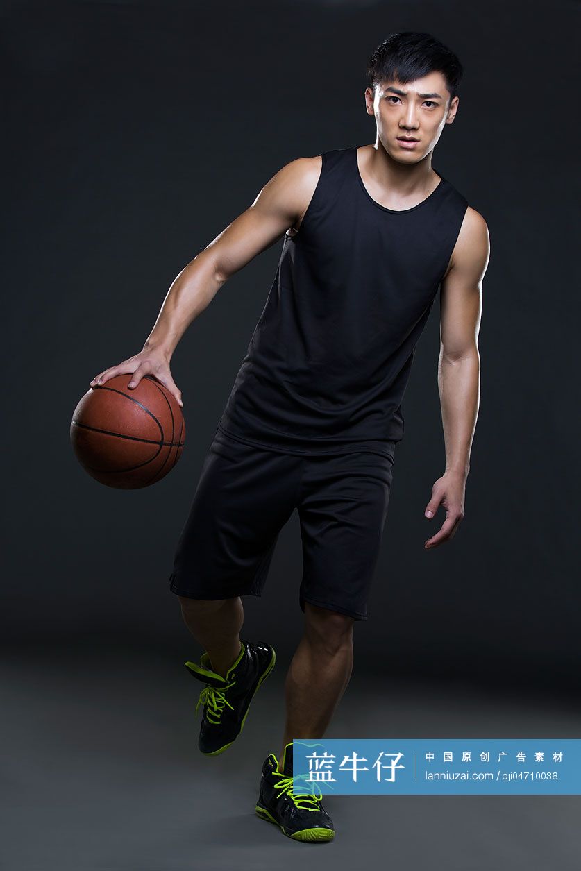年轻男子打篮球