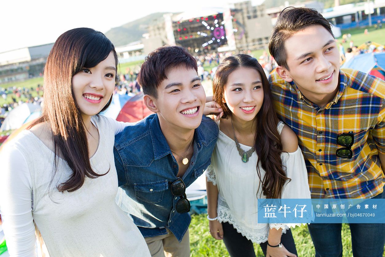 年轻人参加音乐节