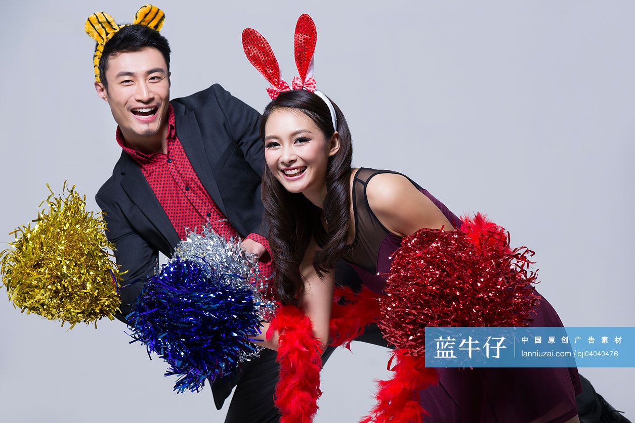 年轻情侣参加派对