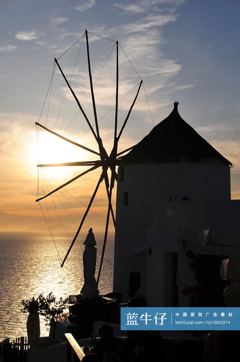 圣托里尼岛海边的风车