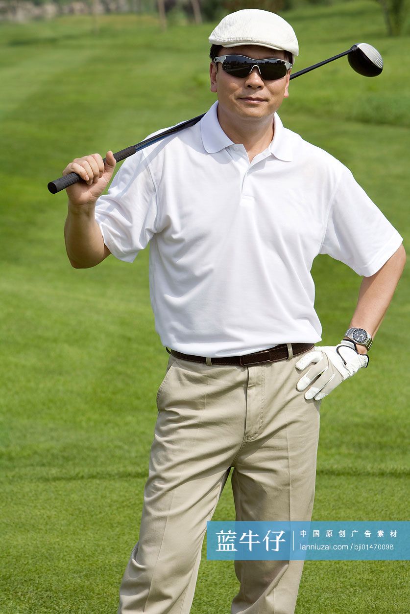 微笑的高尔夫男球手