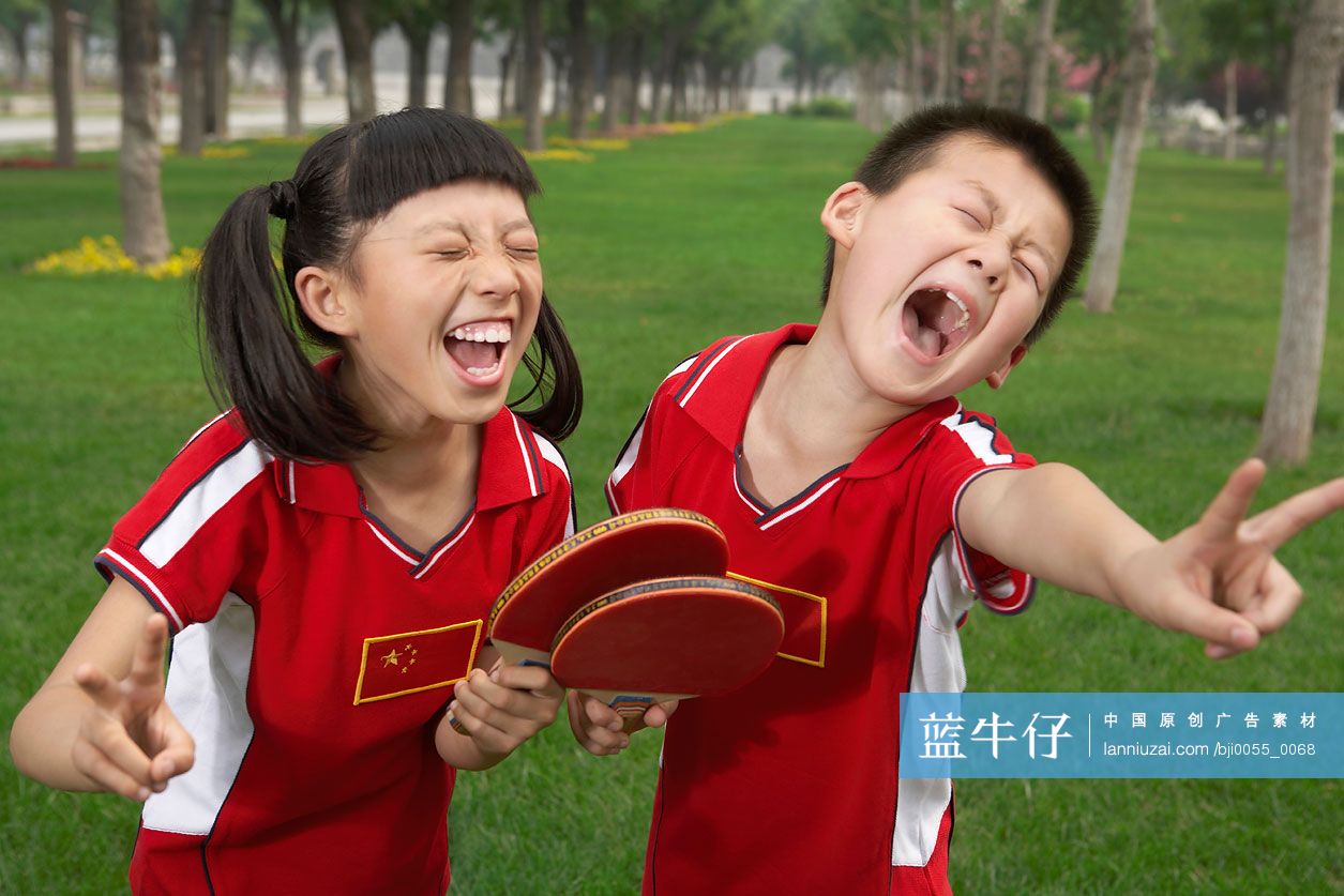 小男孩和小女孩做鬼脸