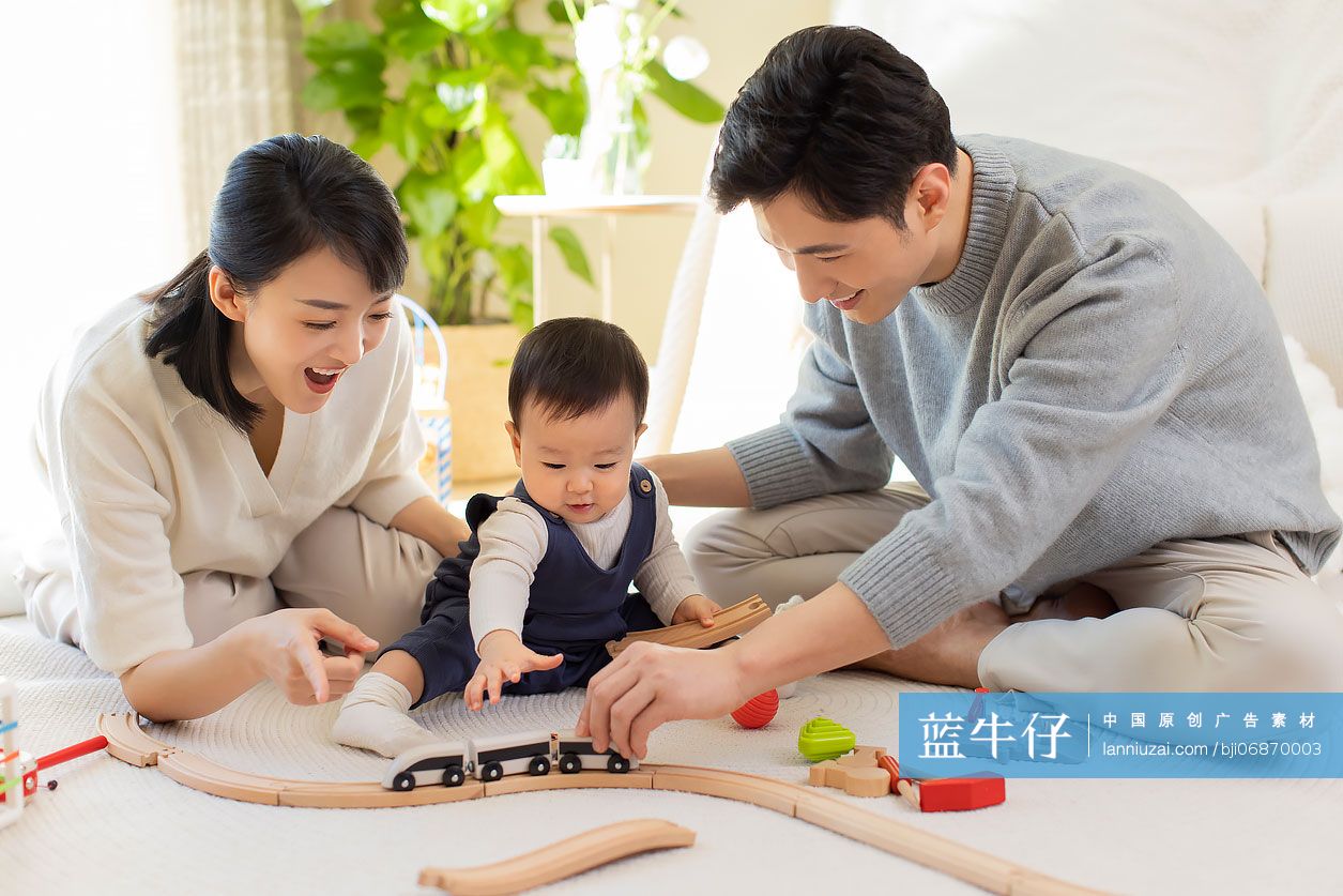 年轻父母在家陪宝宝玩耍