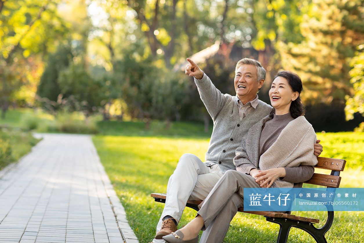 老年夫妇在公园放松身心-蓝牛仔影像-中国原创广告影像素材
