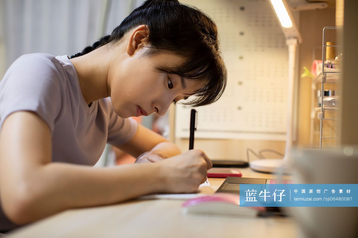 年轻大学生在宿舍学习