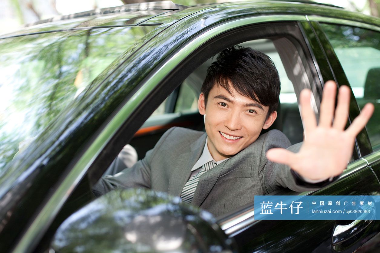 商务人士在车内挥手