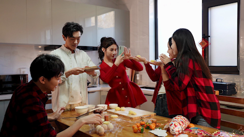 年轻朋友们自制月饼庆祝节日