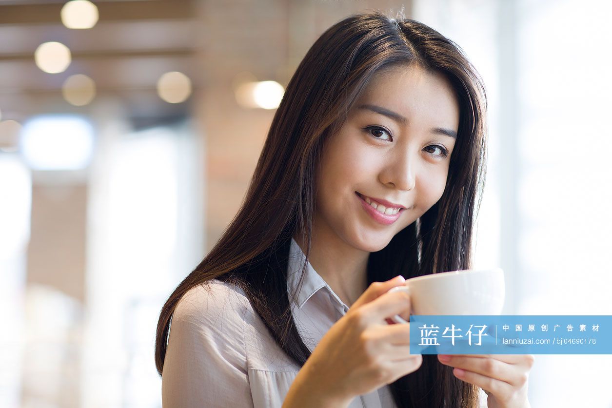年轻女士在咖啡厅喝咖啡
