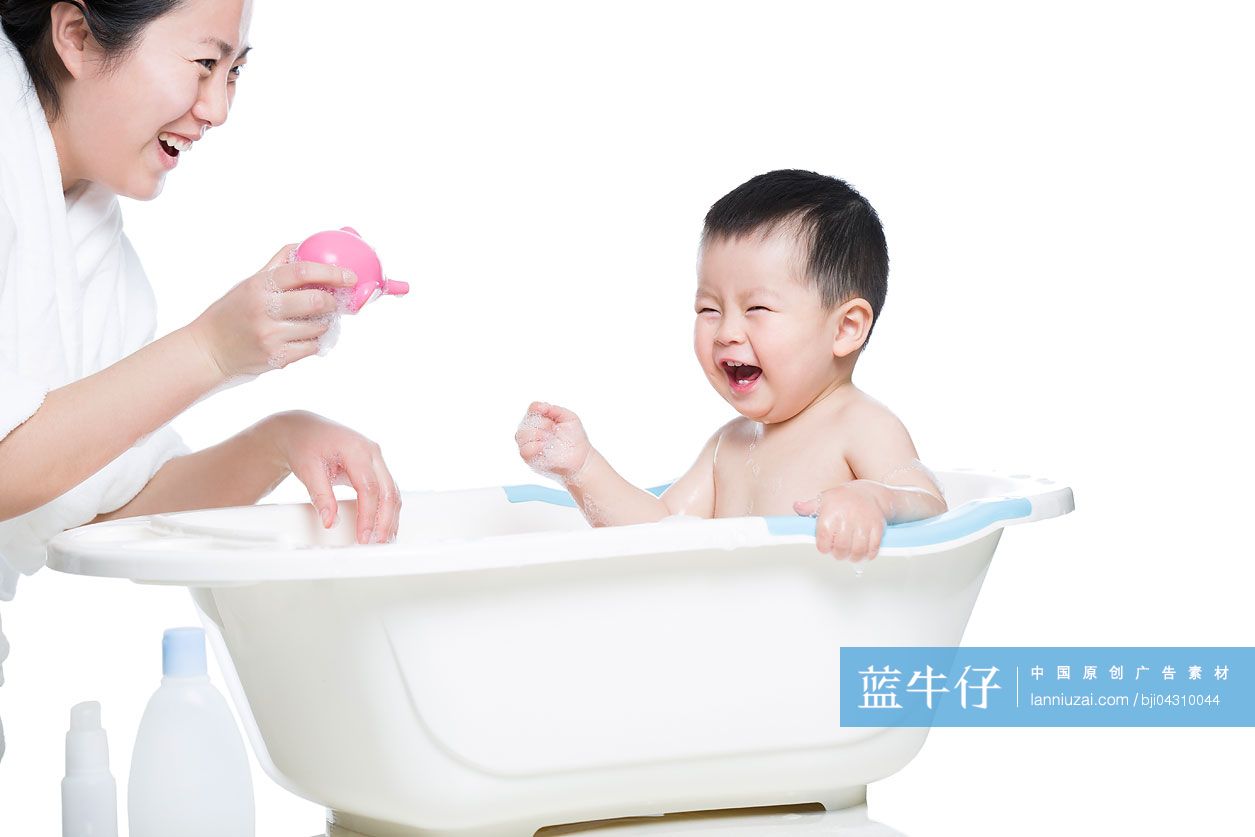 妈妈给宝宝洗澡