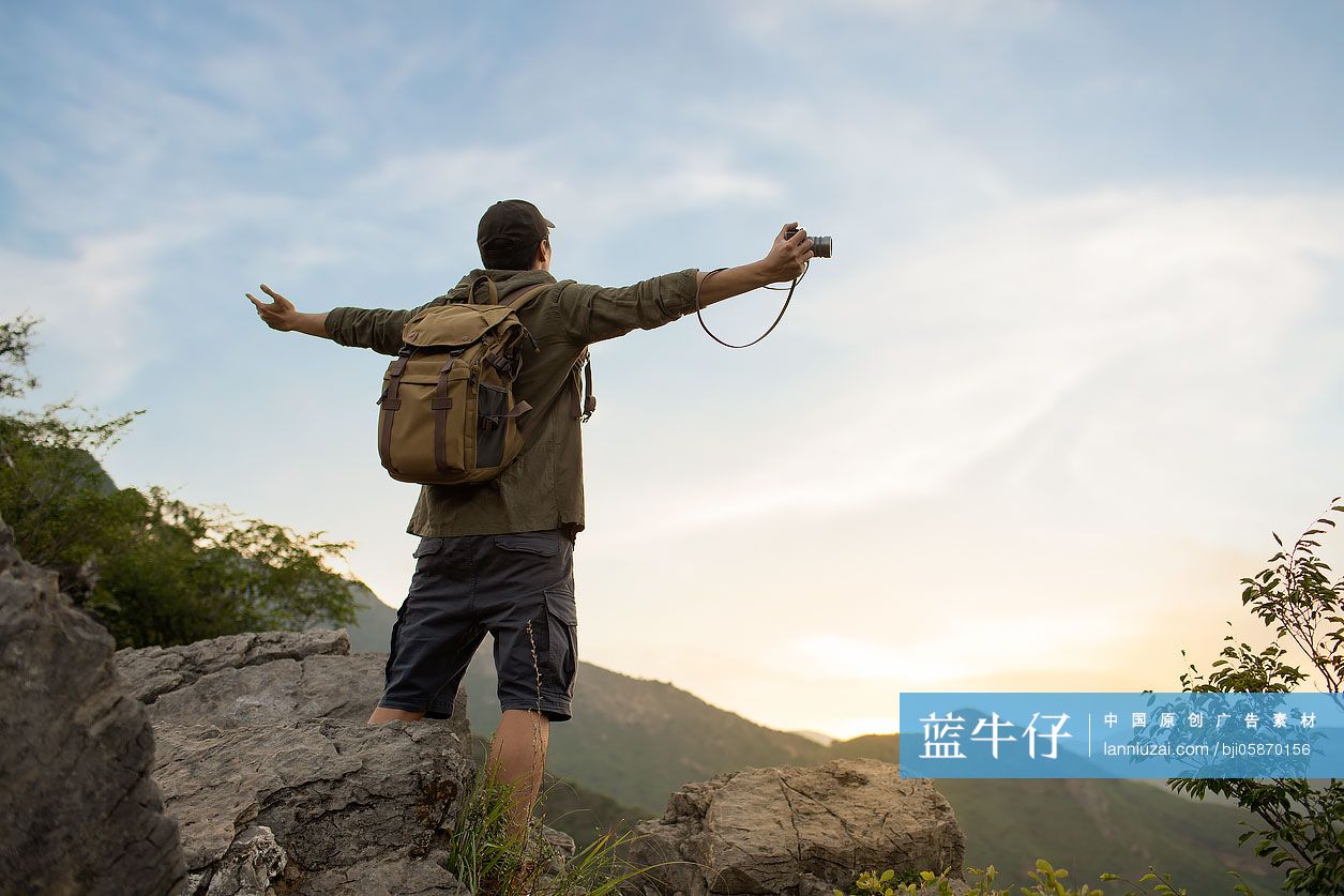 年轻男士户外徒步旅行