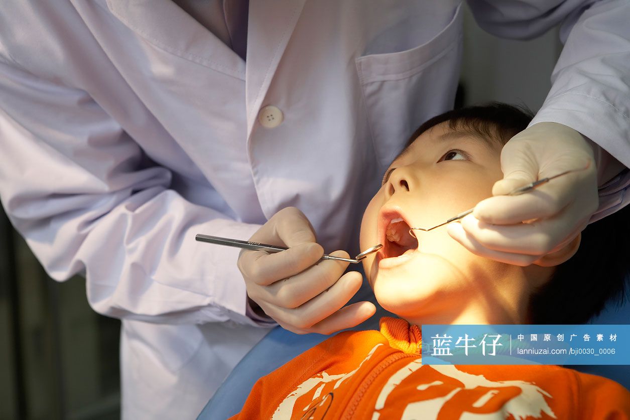 牙医检查男孩的牙齿