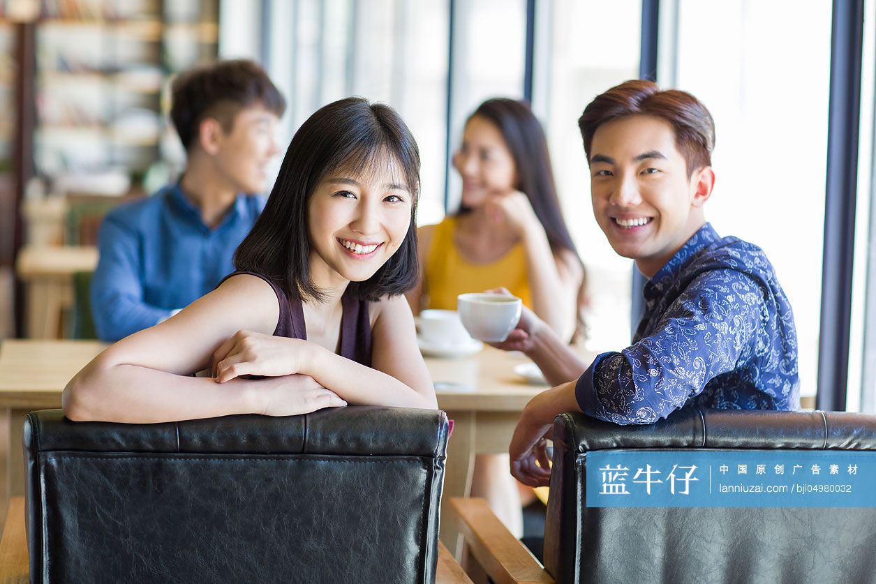 年轻人在咖啡馆喝咖啡