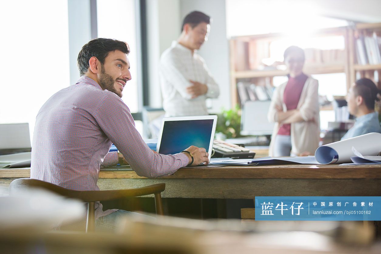 建筑设计师团队在办公室工作