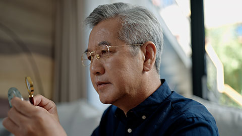 老年男子在家里鉴定古董