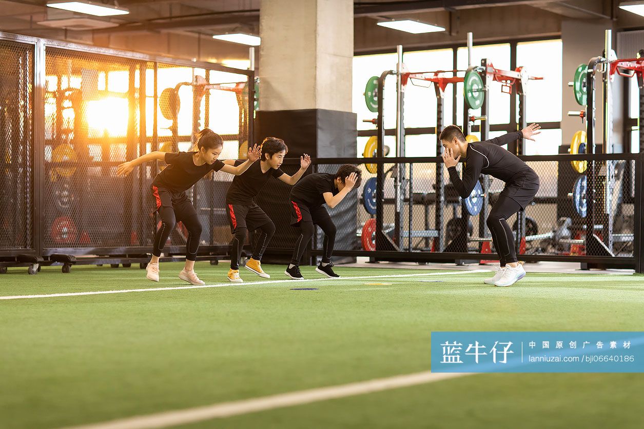 儿童在教练的指导下进行体能训练