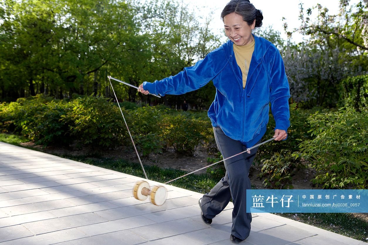 老年女子在公园玩空竹