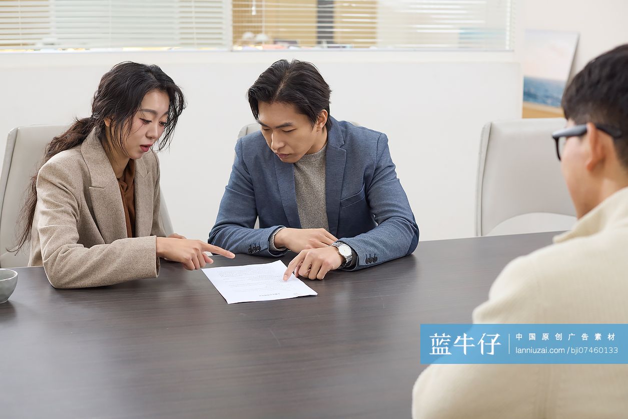 商务人士会议室开会