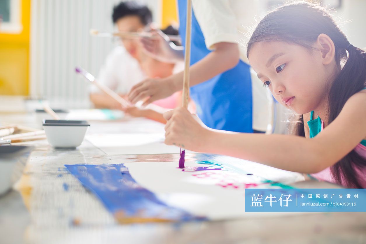 小女孩上美术课