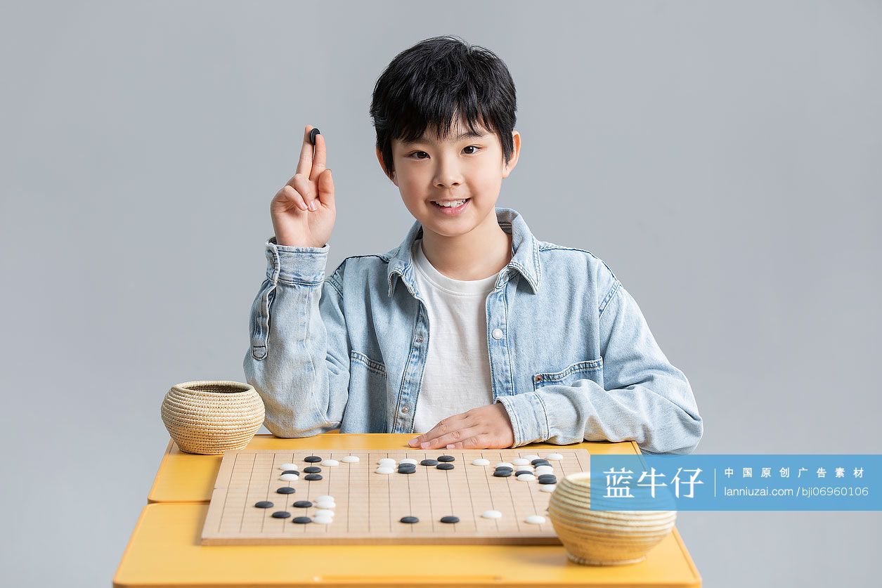 男孩下围棋