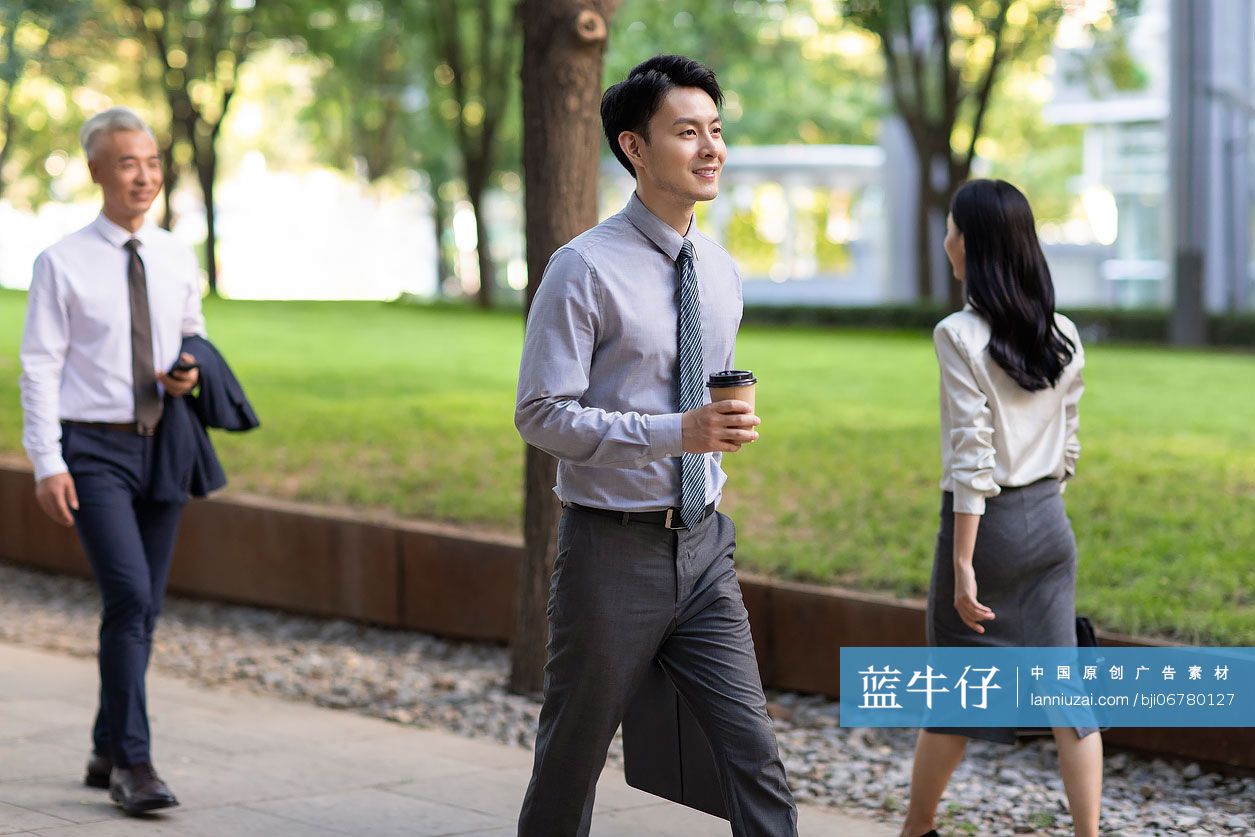 自信的商务人士去上班