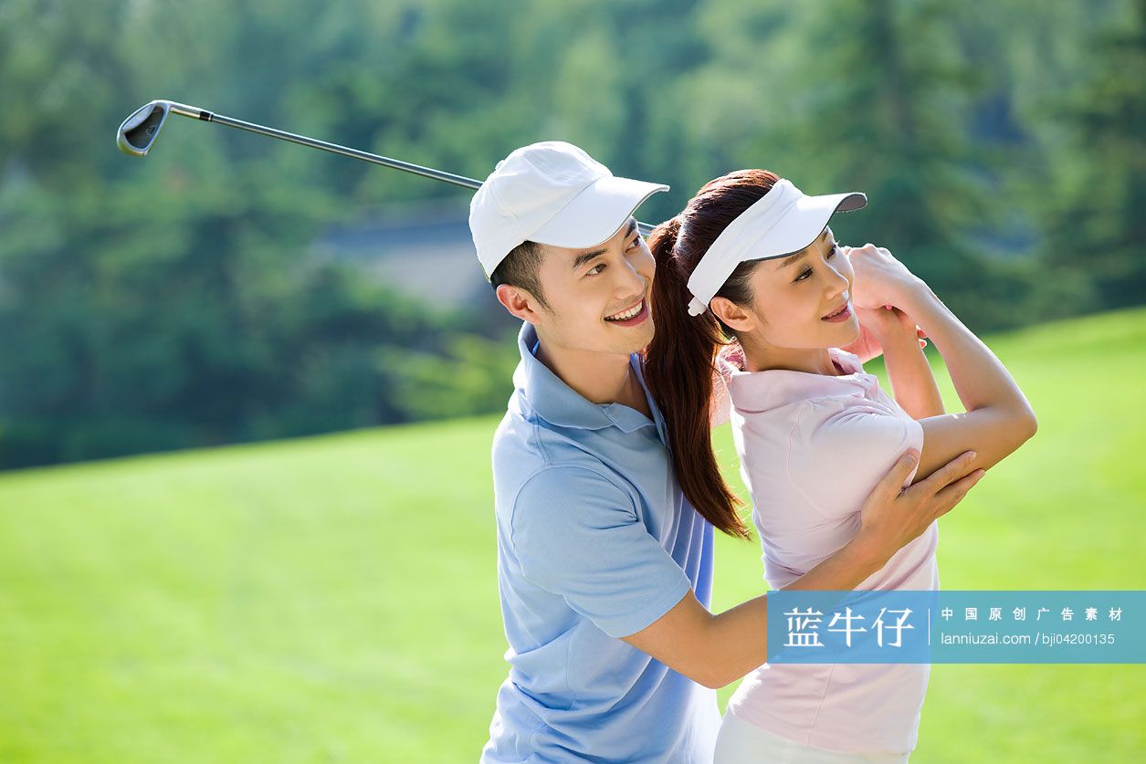 年轻男子教女朋友打高尔夫球