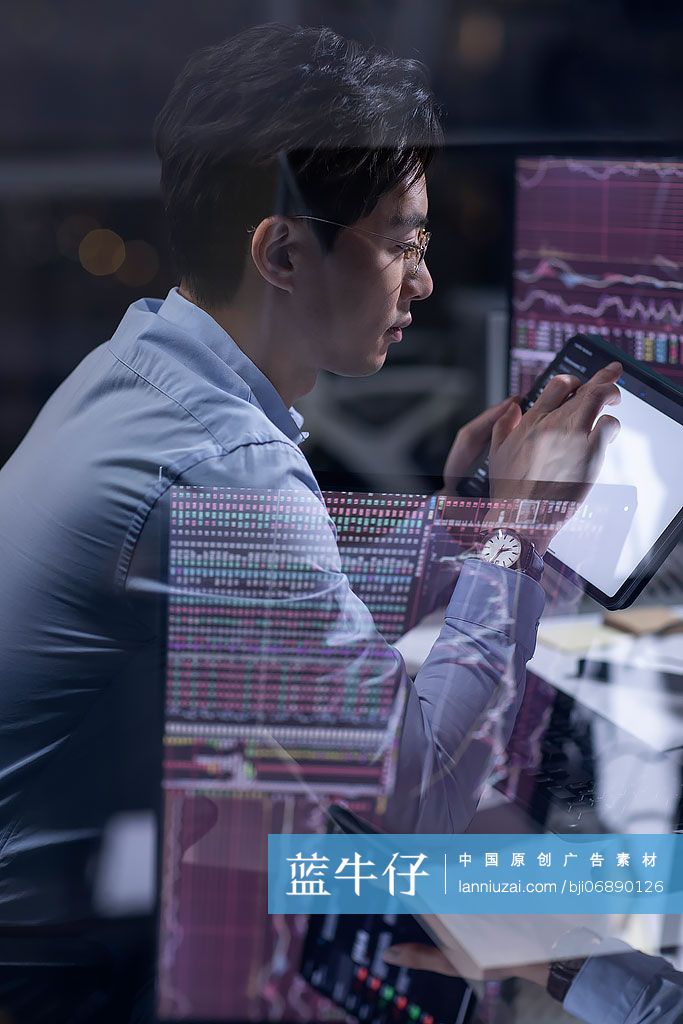 金融分析师在公司加班