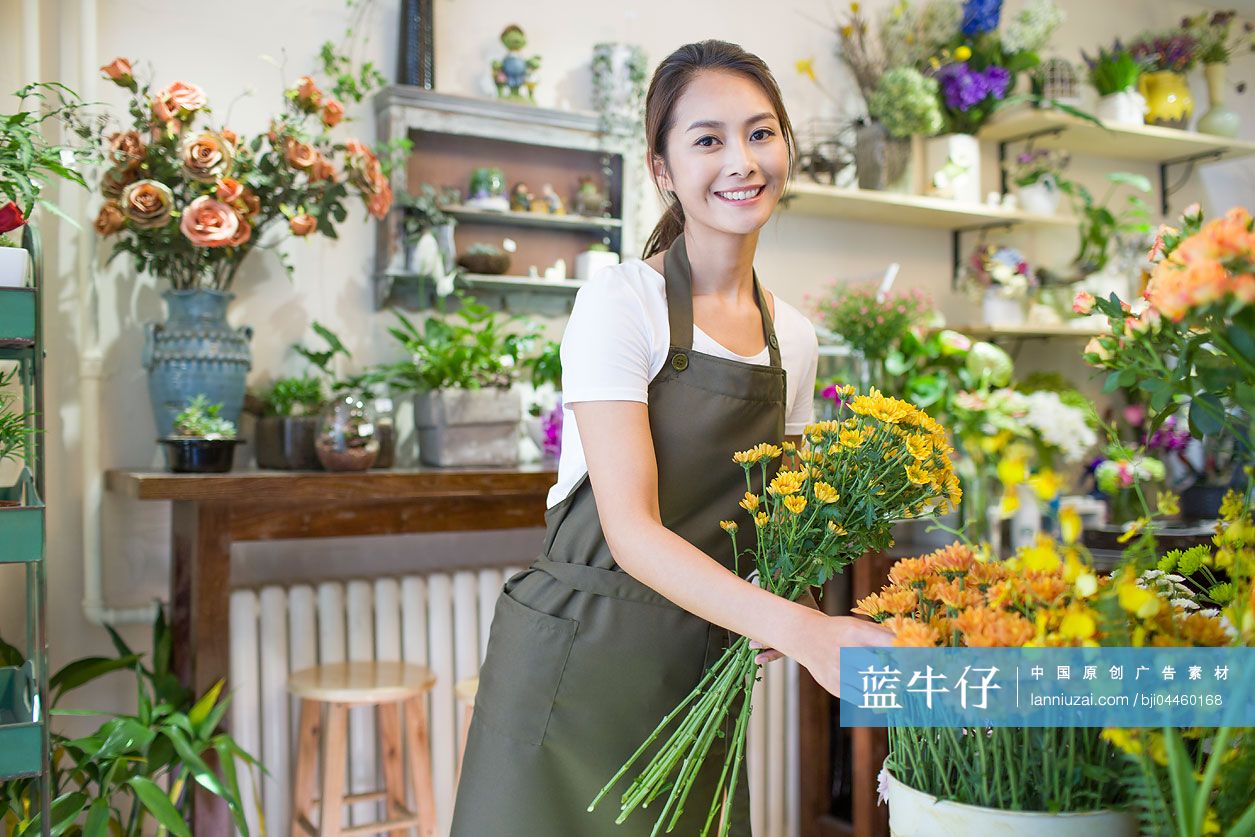 花店老板在店里工作