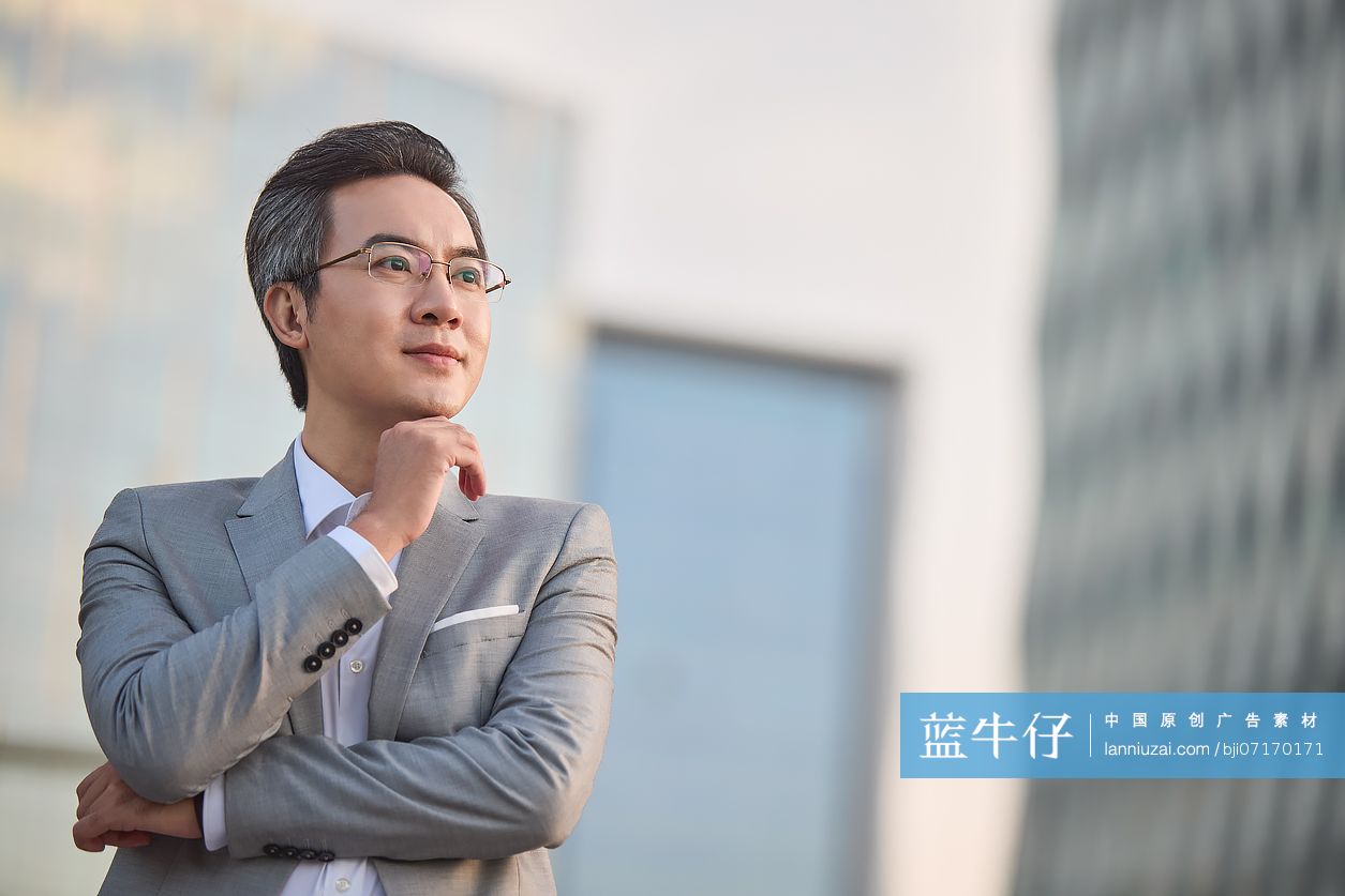 中年商务男士看远方