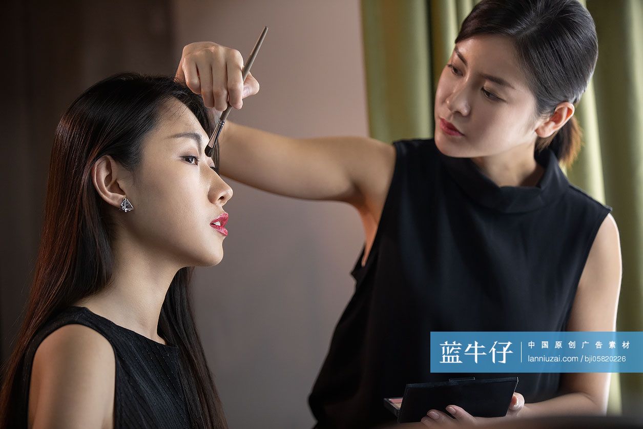 化妆师给模特化妆 蓝牛仔影像 中国原创广告影像素材