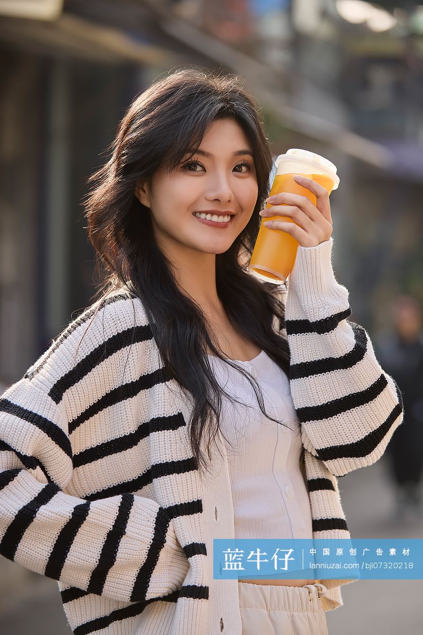 年轻女性喝果茶
