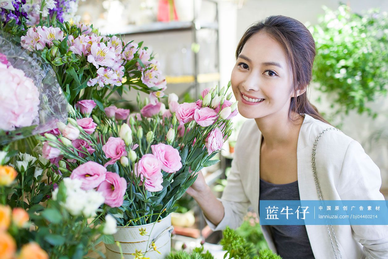 年轻女子在花店买花