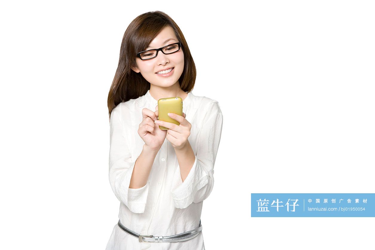 年轻女性看手机