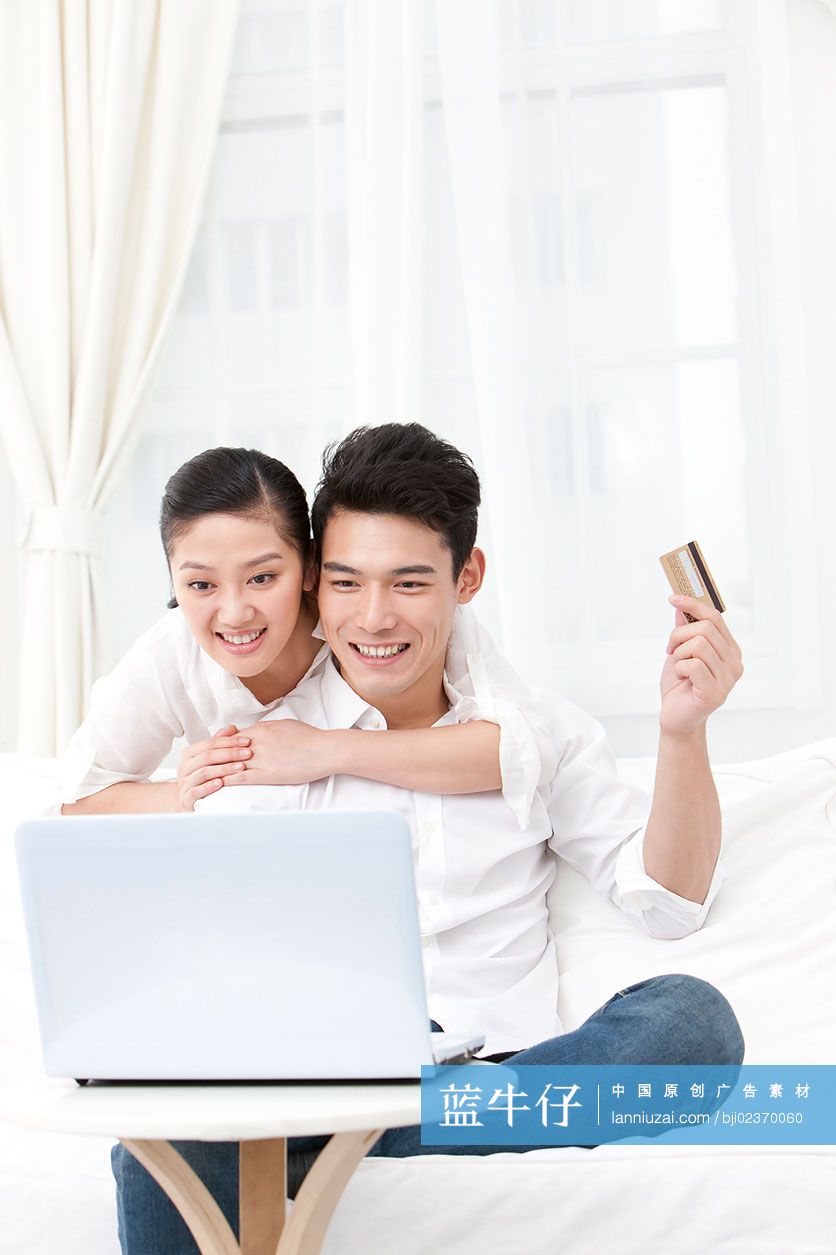 青年夫妇网上购物