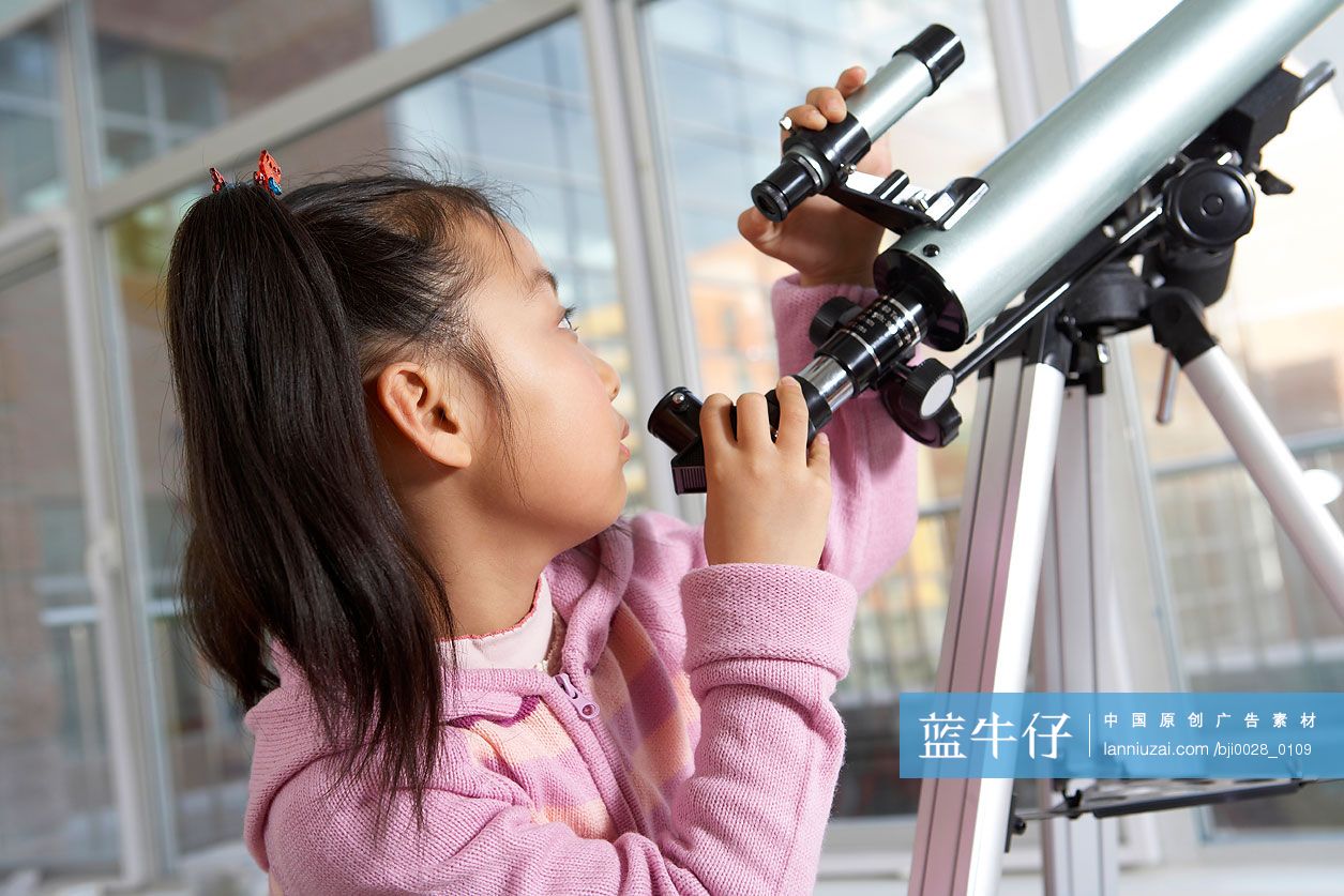小女孩使用望远镜
