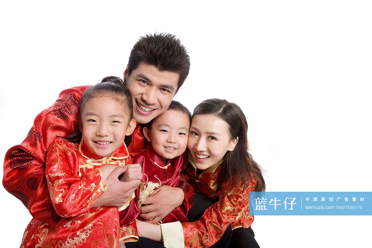 穿着唐装的家庭合影