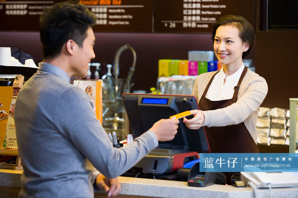 咖啡店顾客使用信用卡结账