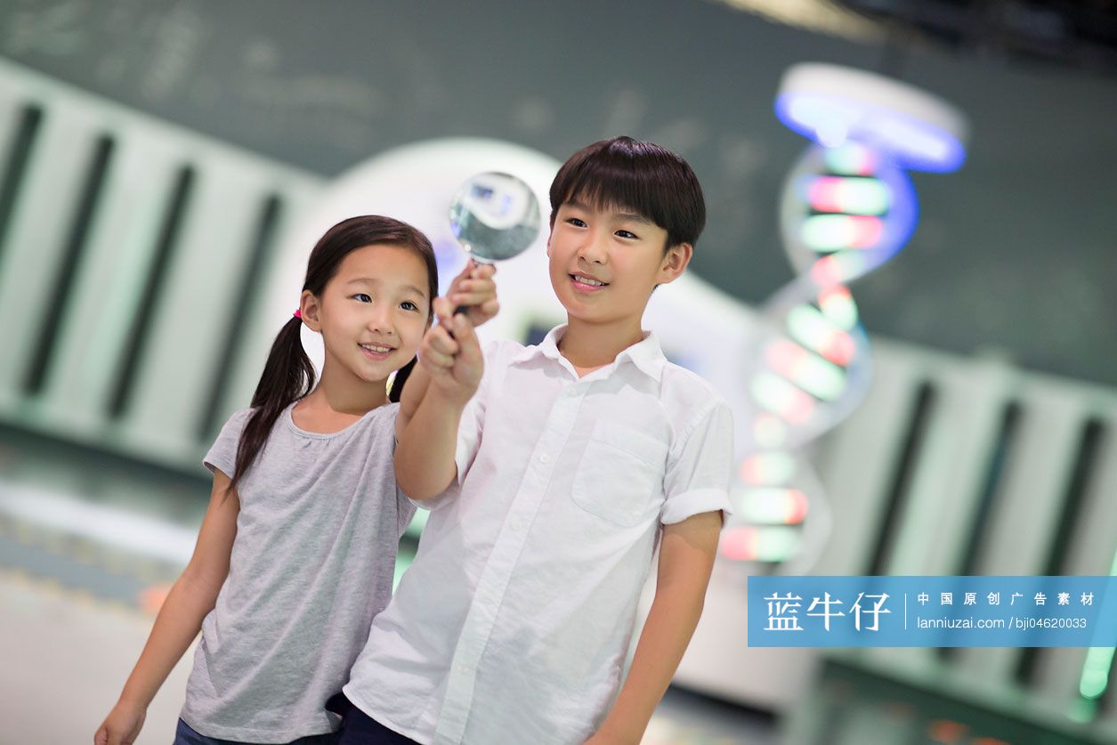兄妹俩参观科技馆 蓝牛仔影像 中国原创广告影像素材