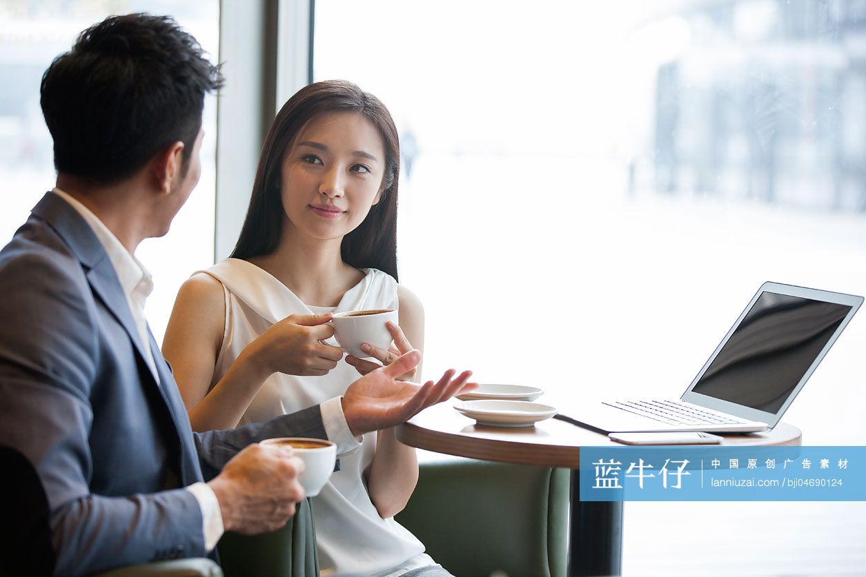 商务人士在咖啡厅使用笔记本电脑工作