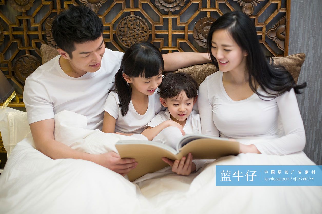 年轻父母给孩子们讲故事