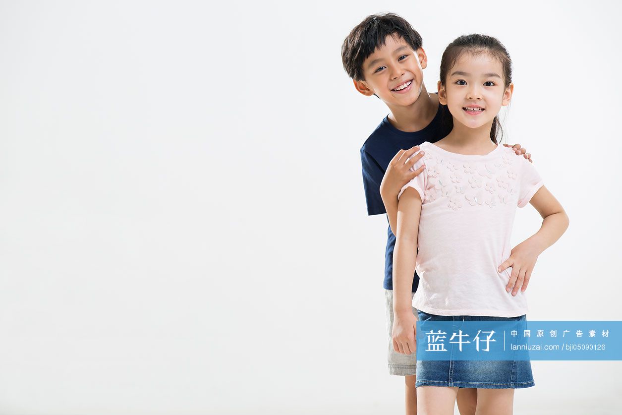 可爱的小男孩和小女孩