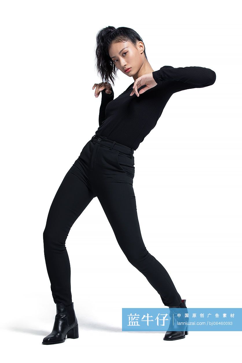 棚拍时尚的年轻美女