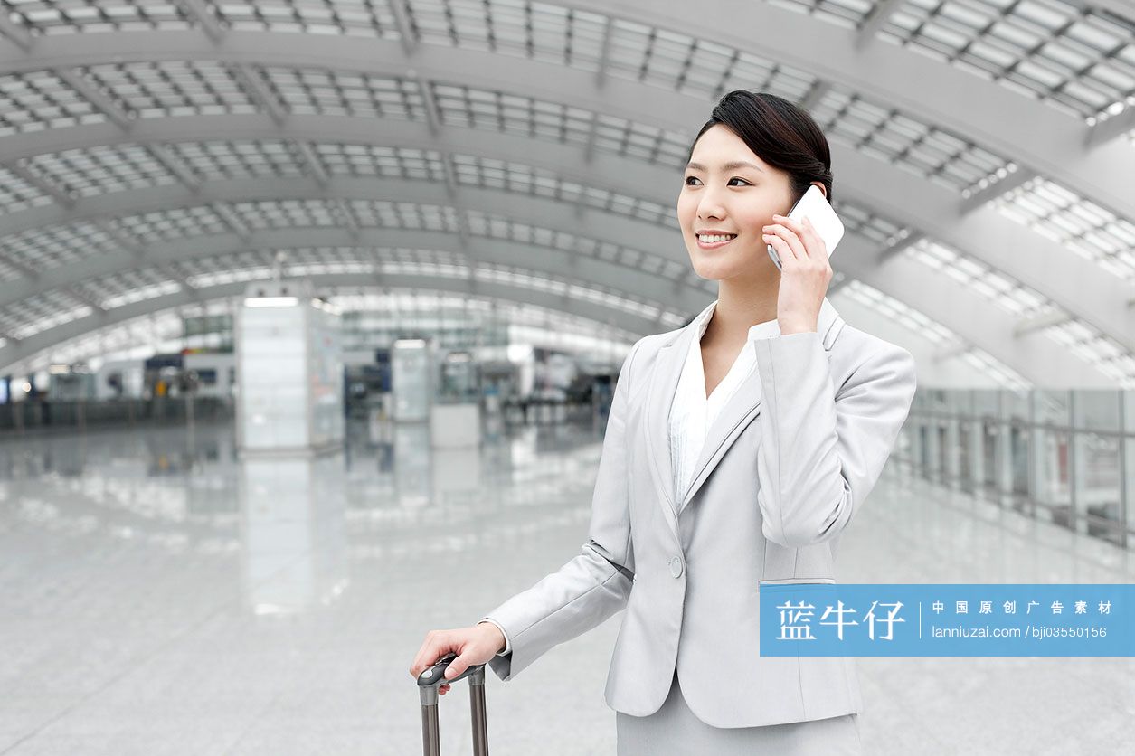 旅行的商务女士打电话