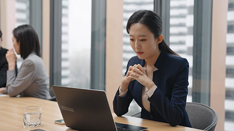 年轻商务女子在会议室使用笔记本电脑