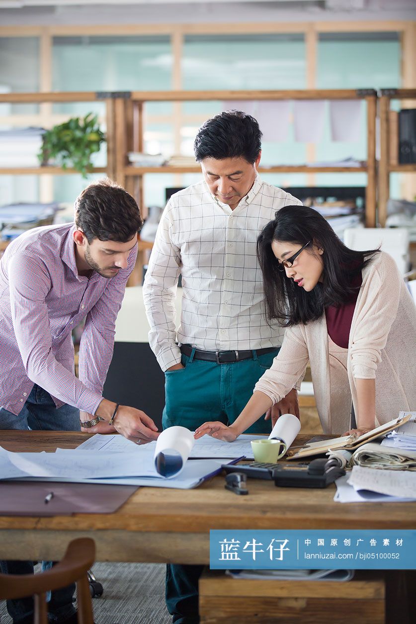 建筑设计团队在办公室讨论工作
