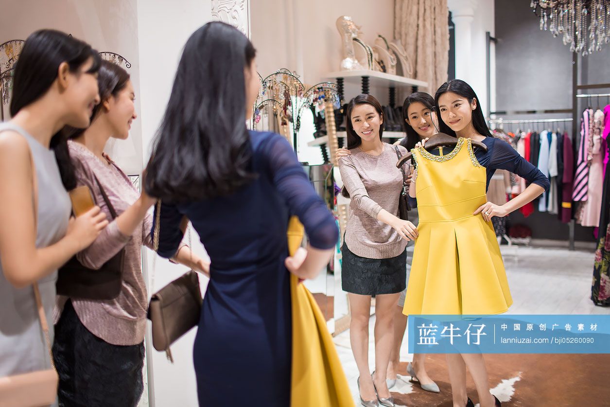 年轻闺蜜逛服装店买衣服-蓝牛仔影像-中国原创广告影像素材