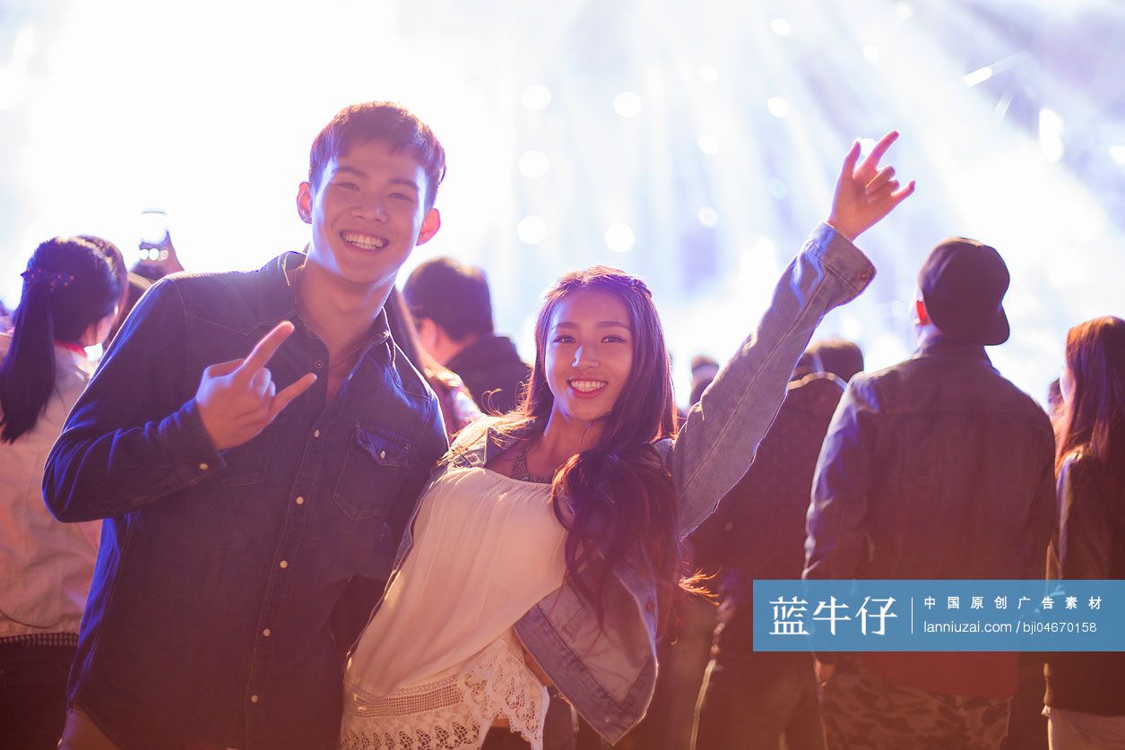 年轻情侣参加音乐节
