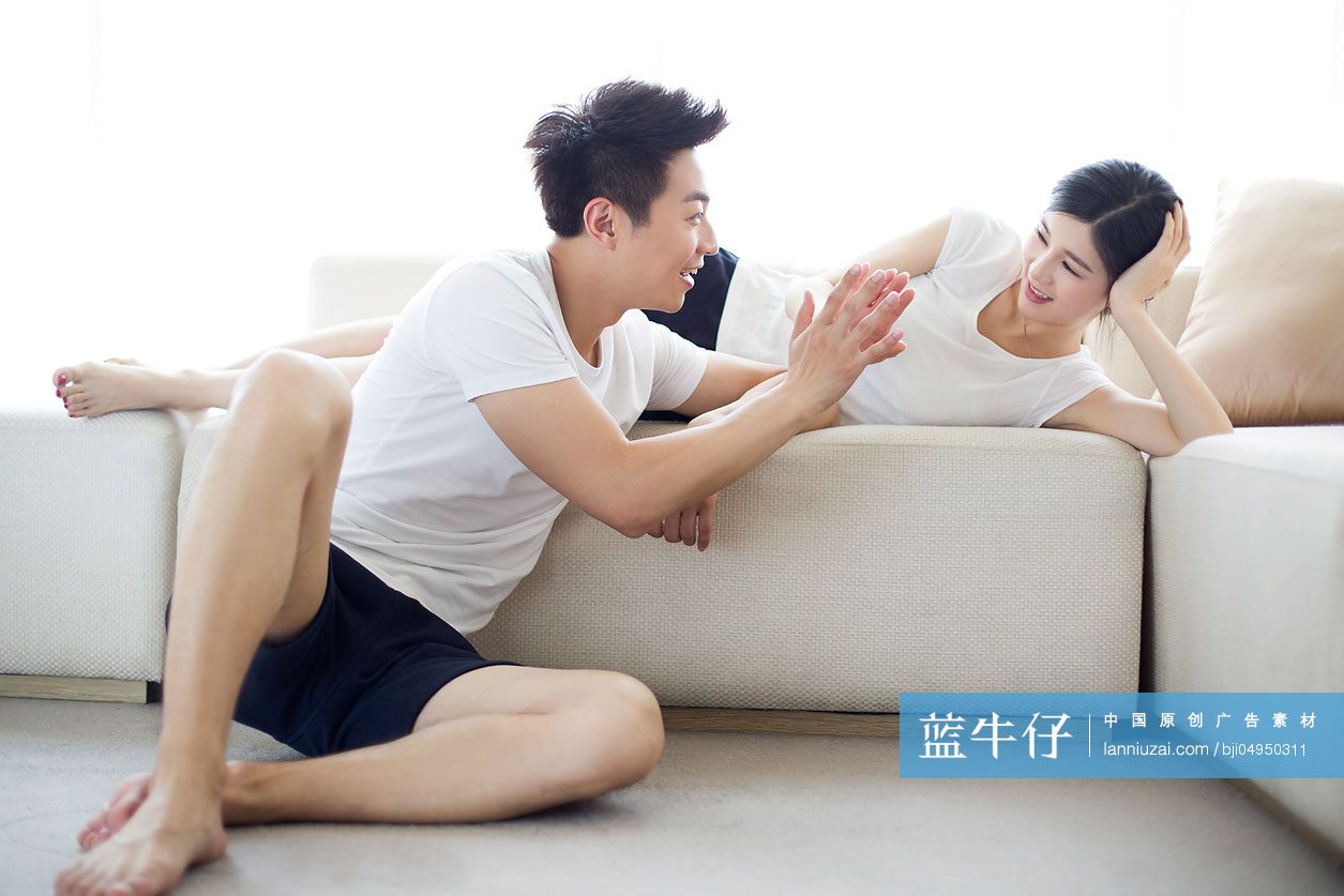 快乐的年轻夫妇在家放松-蓝牛仔影像-中国原创广告影像素材