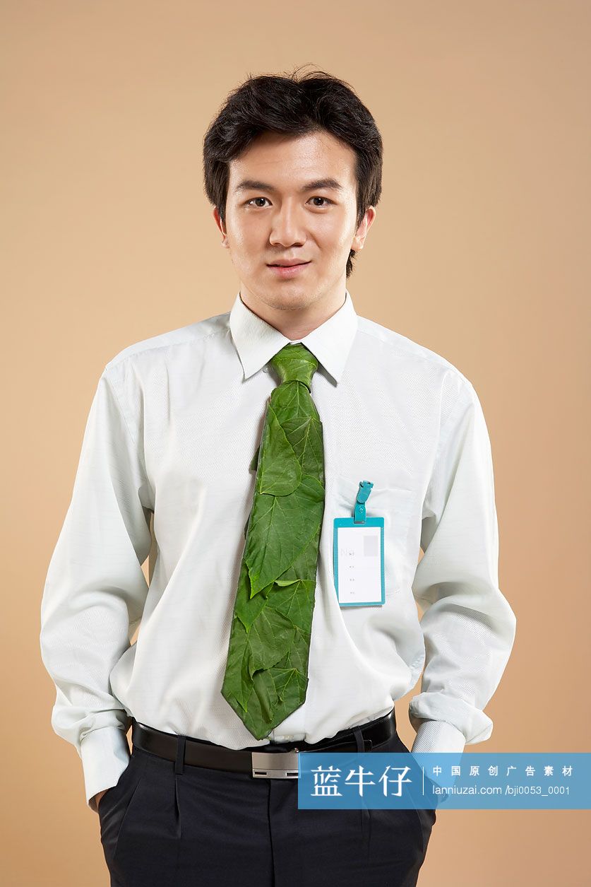 年轻男子和环保领带
